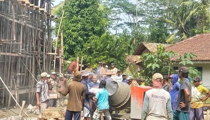 Pembangunan Musholla Darusallam Secara Gotong-Royong