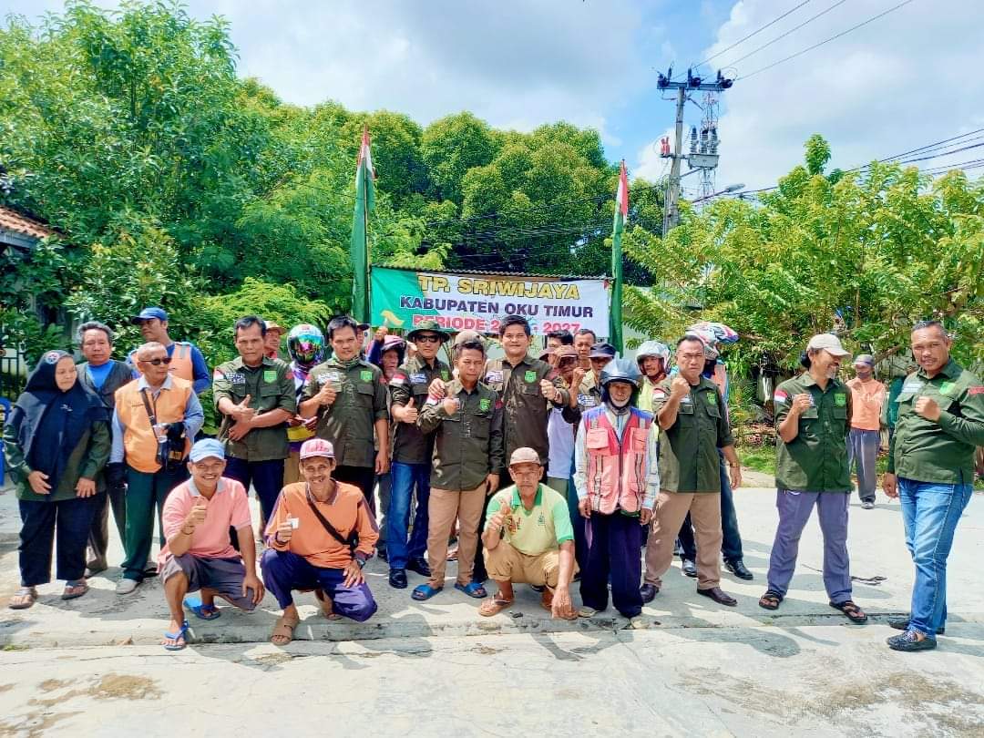 TP Sriwijaya OKU Timur Gelar Bakti Sosial Bagikan Nasi Bungkus Untuk Driver Ojek dan Tukang Becak