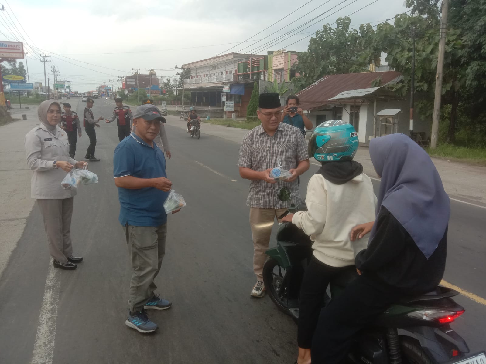 Sinergitas, Intelkam Polres OKU Timur Ajak Awak Media Bagikan Takjil Kepada Masyarakat