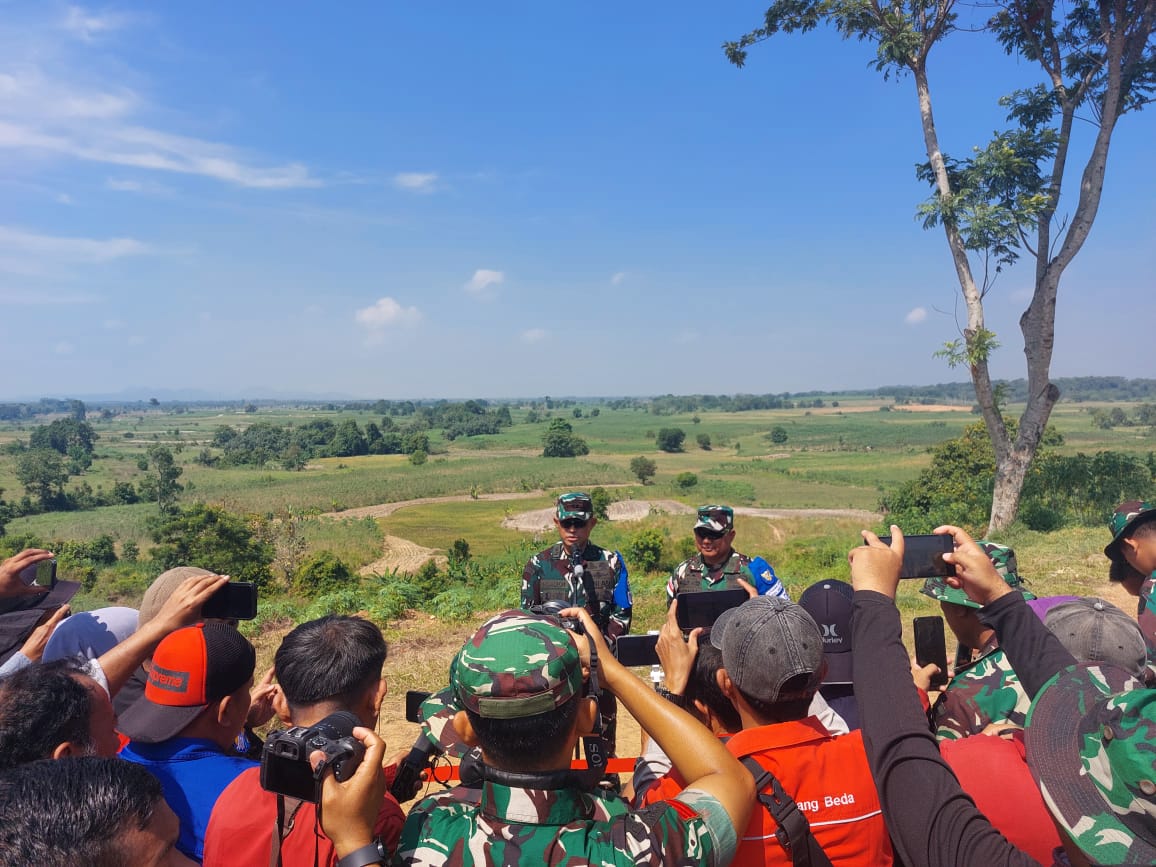 129 Prajurit Indonesia Jepang dan Amerika Terjun Payung Bersama di Langit OKU Timur 