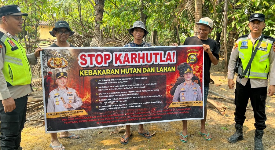 Polsek Belitang I OKU Timur Pasang Spanduk Larangan dan Sebar Maklumat di Tiga Desa