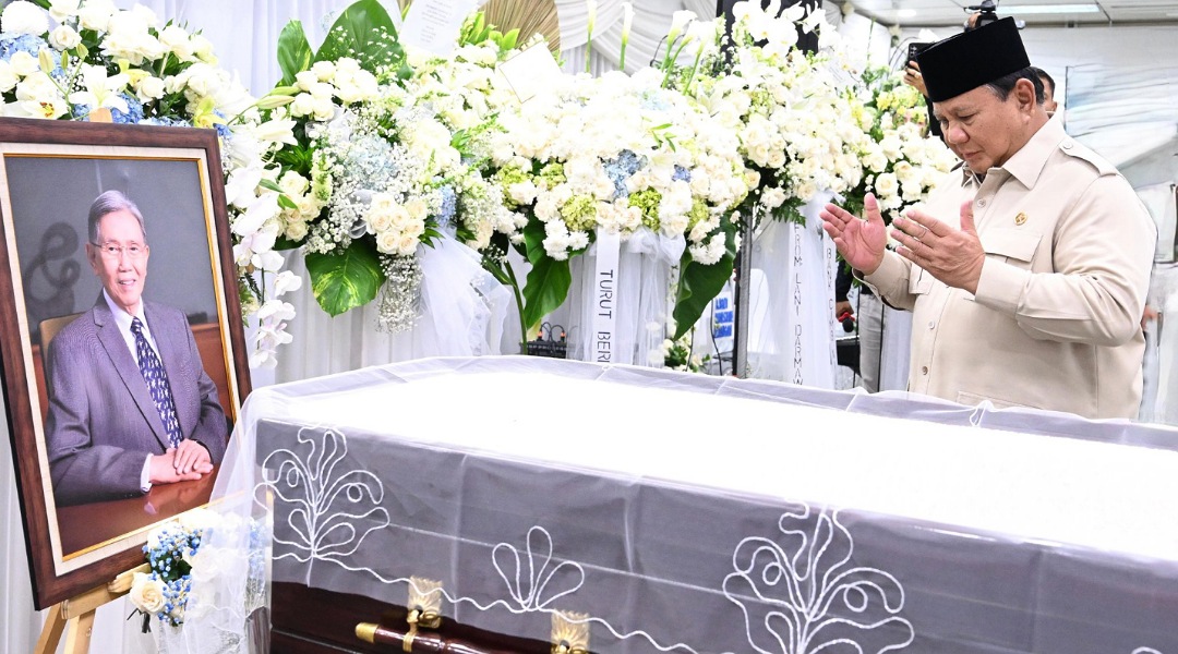 Momen Presiden Prabowo Melayat ke Rumah Duka Kwik Kian Gie