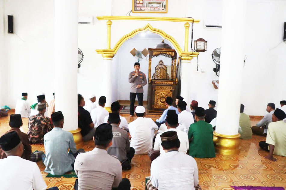 Kapolres OKU Timur Gelar Jumat Keliling di Masjid Al-Muhajirin Buay Pemuka Peliung