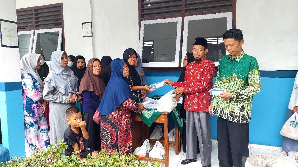 Berikan 100 Paket Sembako, Keluarga Besar SMA Muhammadiyah Martapura Gelar Ramadhan Berbagi