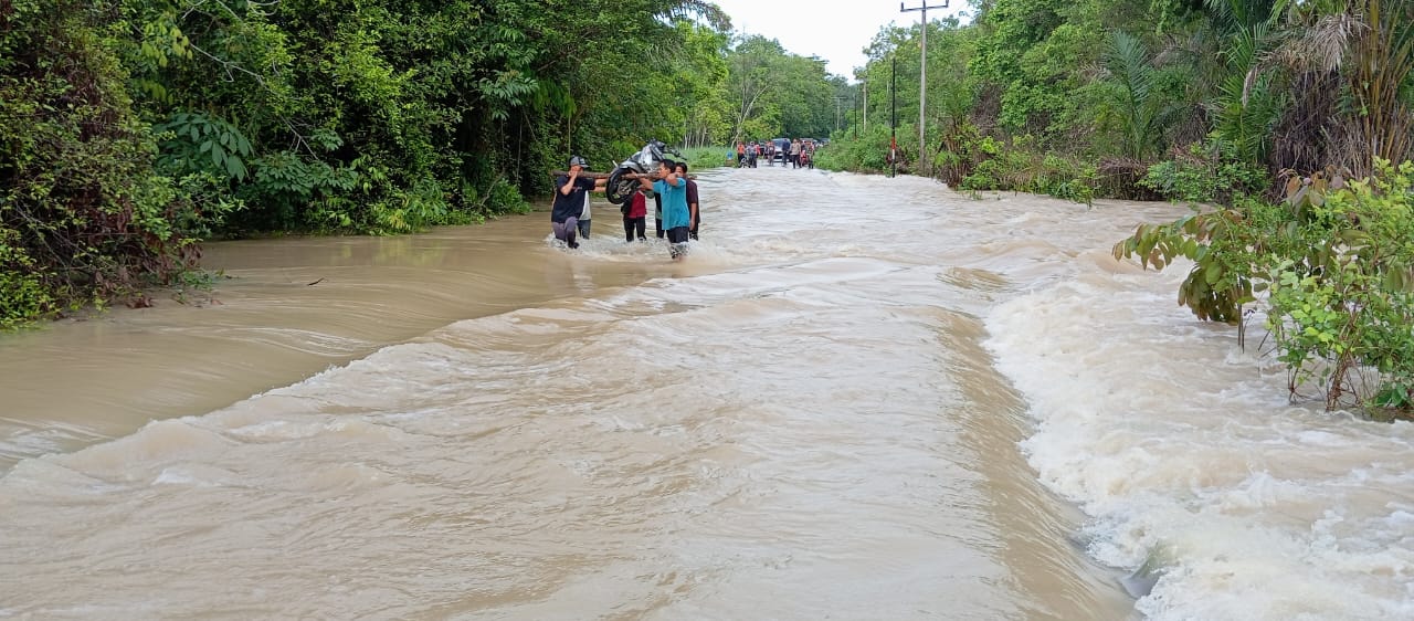 Jalan Penghubung Nusa Jaya dan Nusa Tenggara Langganan Banjir saat Hujan Turun
