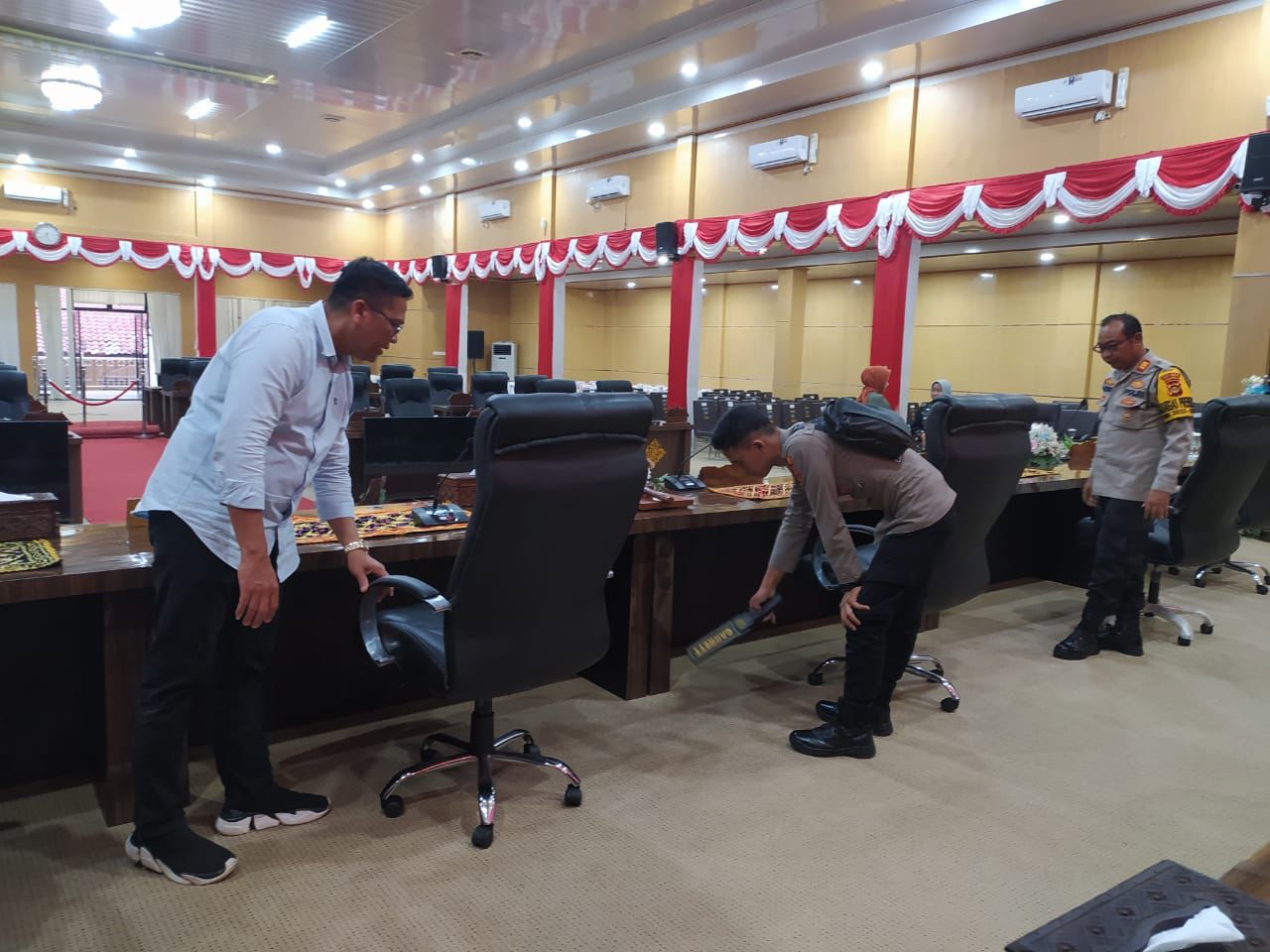 Sore ini, Puluhan Personil Polres OKU Timur Sterilisasi Ruang Sidang Paripurna DPRD