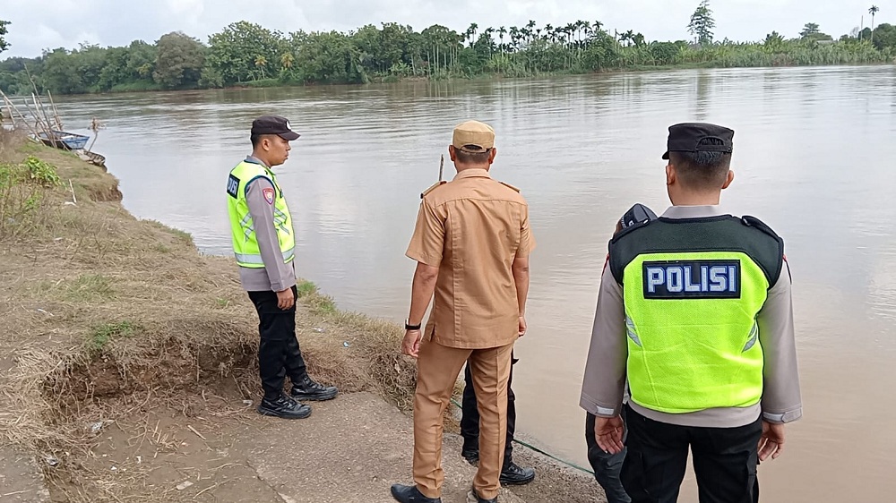 Polsek Cempaka Terus Melakukan Pencarian Hingga 2 Kilometer, Selusuri Aliran Sungai Komering