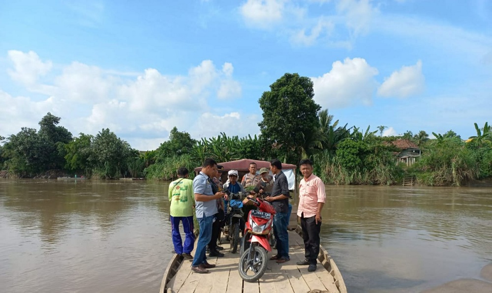 Lutte du chef de la police du MDS II IPTU, Syahirul, pour traverser la rivière Komering et vérifier deux bureaux de vote