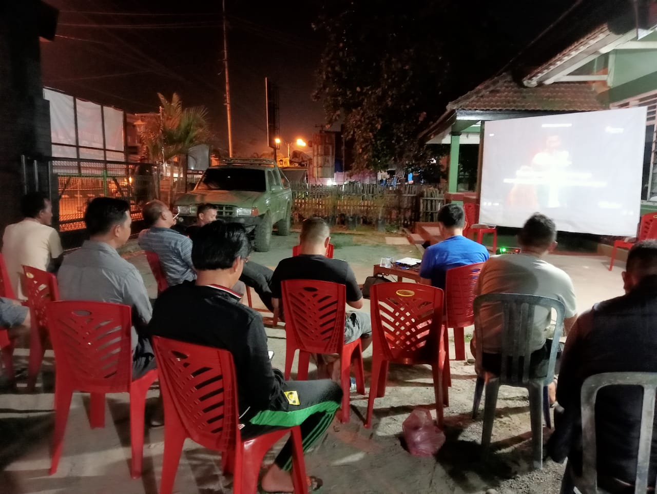 Koramil 403-03/Martapura Nobar Final Liga Champions Bersama Masyarakat