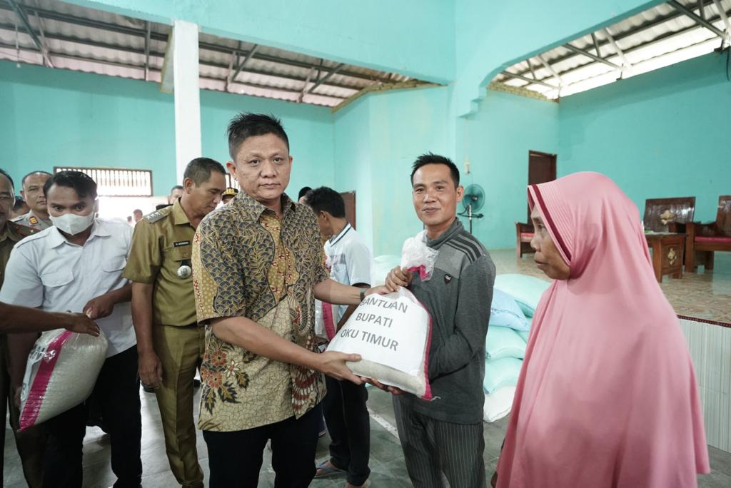 Bupati Enos Serahkan Bantuan Kepada Masyarakat Terdampak Bencana Angin Puting Beliung