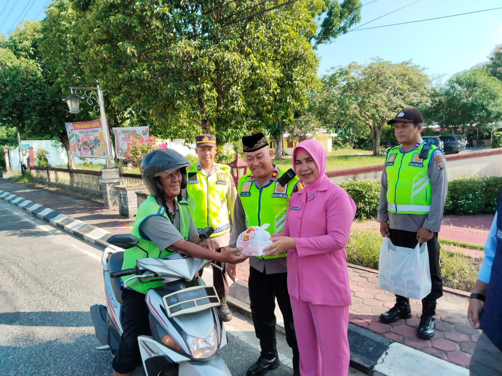 Jajaran Polsek Martapura Bersama Ranting Bhayangkari Gelar Pembagian Takjil untuk Masyarakat