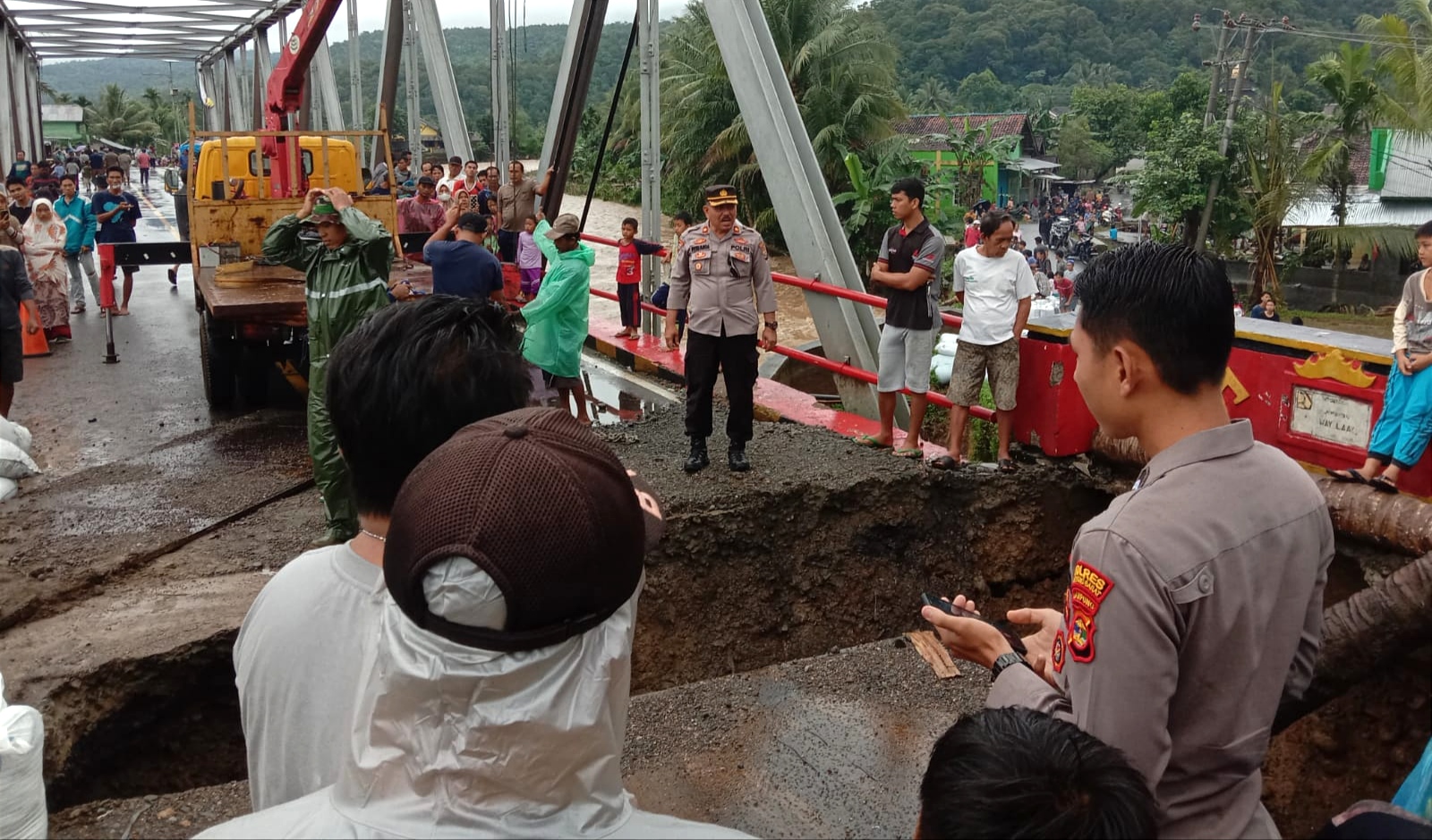 Jembatan Way Laay Amblas, Jalur Lampung-Bengkulu Lumpuh Total