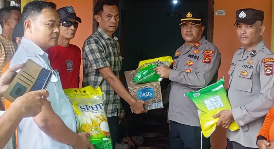 Kapolsek Madang Suku II OKU Timur Serahkan Tali Asih kepada Keluarga Korban Tenggelam di Sungai Komering