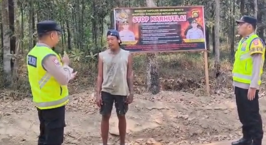 Cegah Kebakaran Lahan, Polsek Semendawai Suku III Pasang Spanduk Imbauan di Desa Cahya Negeri