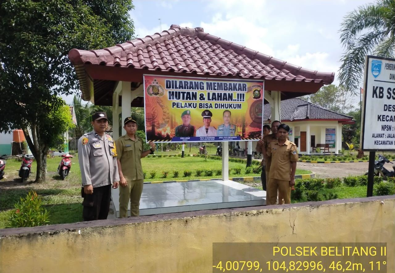 Anggota Polsek Belitang II dan Perangkat Desa Tegal Besar Pasang Himbauan Karhutla 