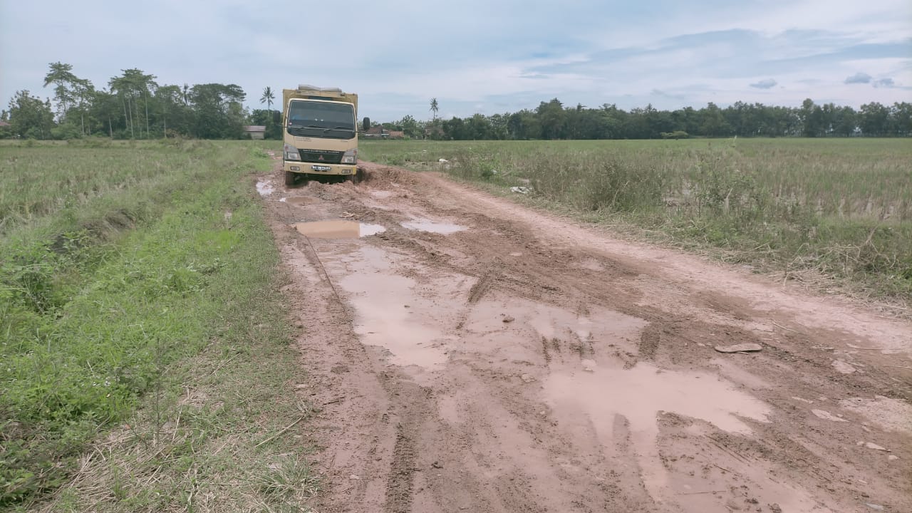 Jalan Penguhubung Desa Rusak Parah 