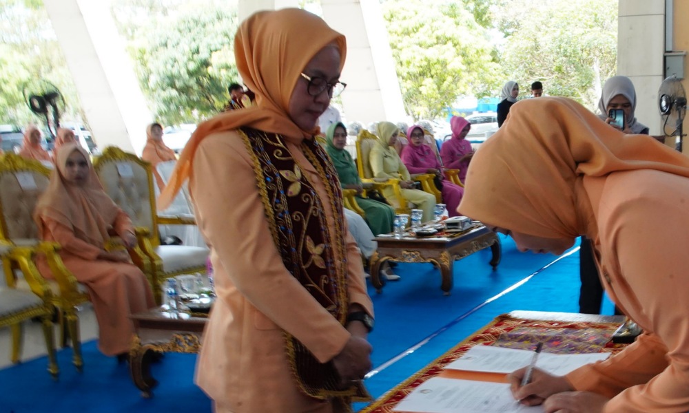 Pengukuhan DWP OKU Timur, Istri ASN Diingatkan Bijak Gunakan Media Sosial