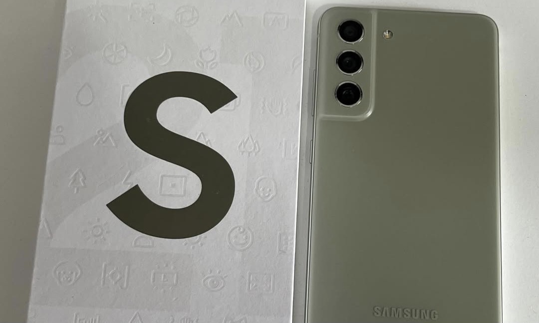 Duel Hp Flagship Dikelasnya Samsung Galaxy S21 FE 5G vs Redmi Note 13 Pro Plus 5G, Mana yang Terbaik?