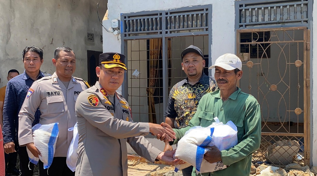 Peduli Korban Bencana Alam Angin Puting Beliung Kapolres OKU Timur Berikan Bansos