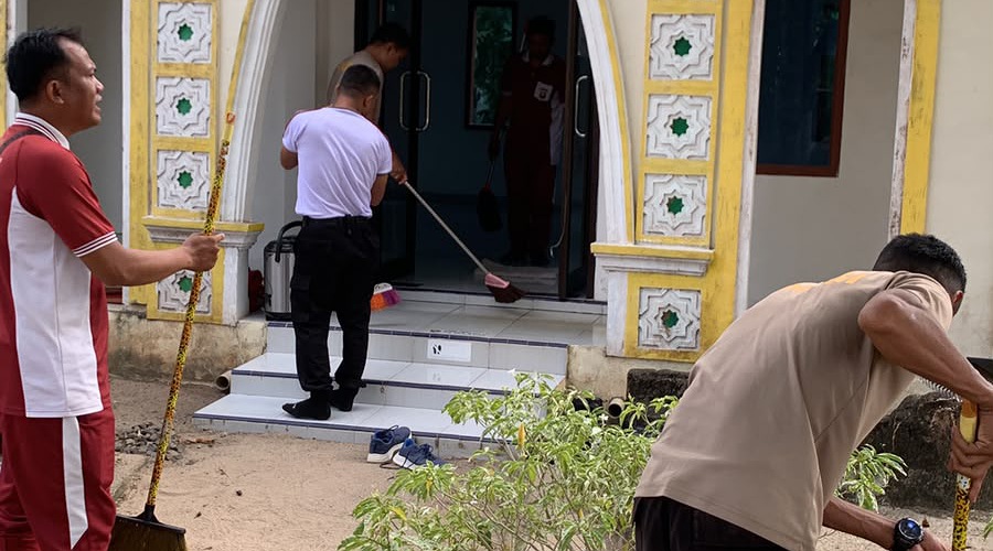 Dukung Gerakan Indonesia ASRI, Polsek Semendawai Suku III Gelar Program Belida