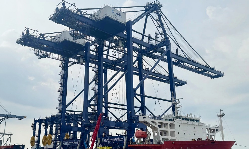 Tingkatkan Layanan Terminal Peti Kemas, Pelindo Datangkan Alat Bongkar Muat Baru