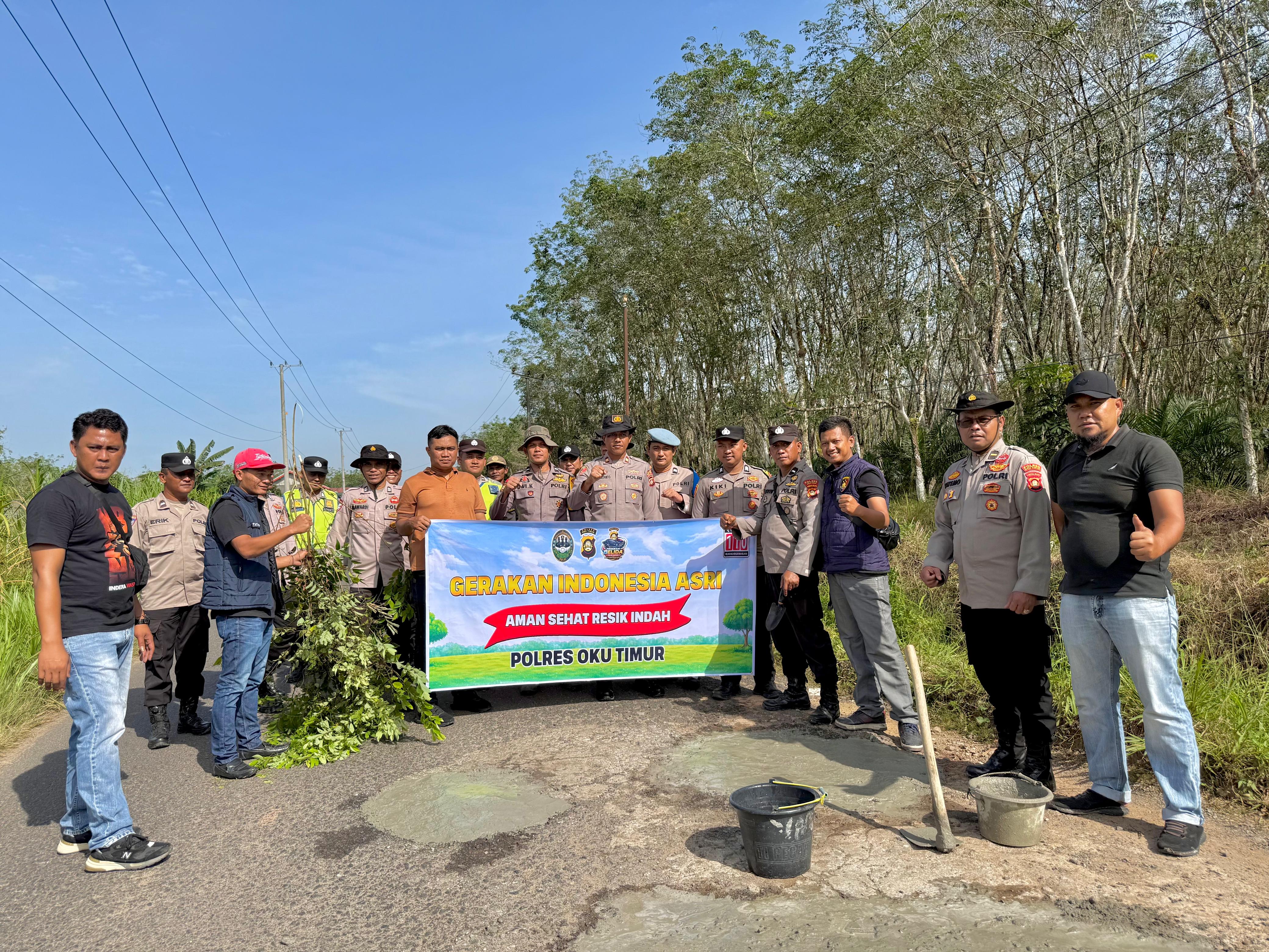 Polsek Belitang III Gelar Belida, Perbaiki Jalan Rusak Hingga Bersih Pasar