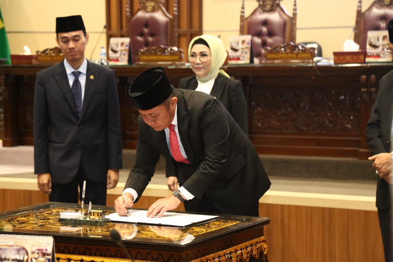 Gubernur Herman Deru dan Ketua DPRD Sumsel Tandatangani Keputusan Bersama Raperda DPRD Ta 2024