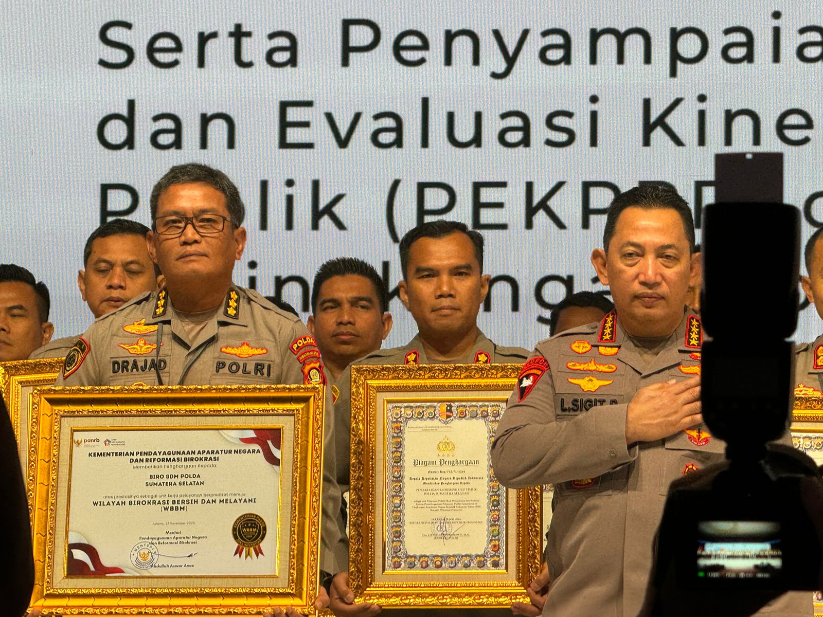 Selamat, Kapolres OKU Timur AKBP Dwi Agung Terima Penghargaan Kapolri