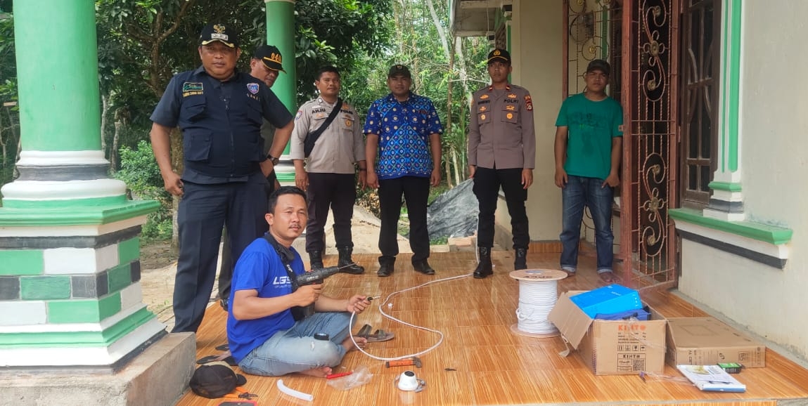 Kapolsek Semendawai Suku III Himbau Pemdes dan Masyarakat Pasang CCTV