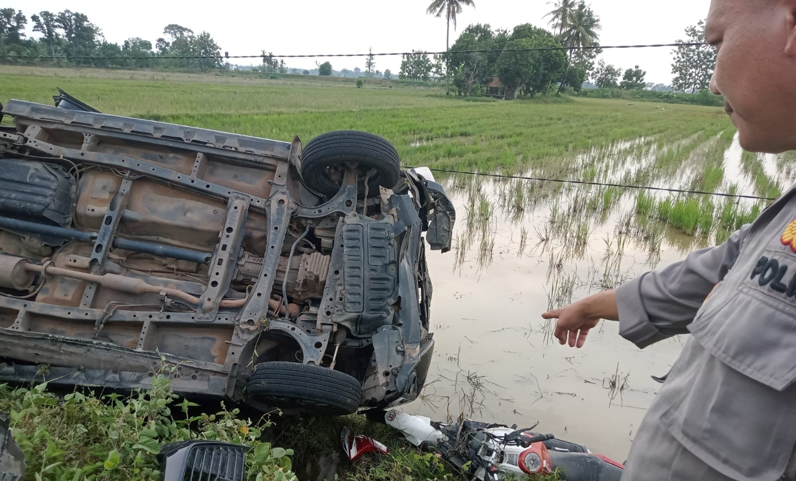 Tabrak Motor, Mobil Nyungsep ke Sawah