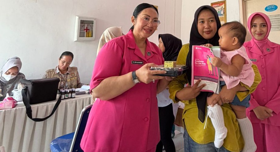 Ketua Bhayangkari OKU Timur Tinjau Ibu Bersalin dan Salurkan Bantuan Vitamin di Posyandu
