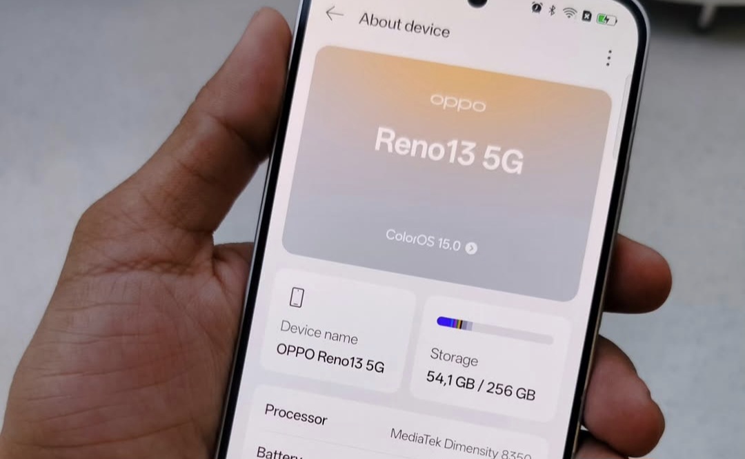 Mending Vivo V30 Pro 5G atau OPPO Reno13 5G: Duel Spesifikasi yang Memukau
