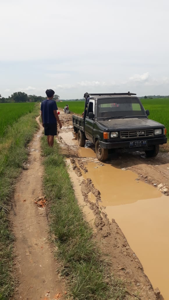 Kerusakan Jalan Menuju Desa Semakin Parah