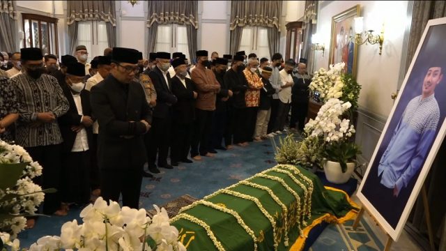 Tegar, Ridwan Kamil Imami Salat Jenazah Putra Sulungnya