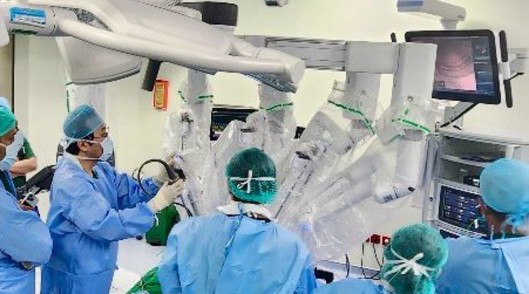 Operasi Batu Empedu Robotik Pertama dengan Da Vinci Xi 