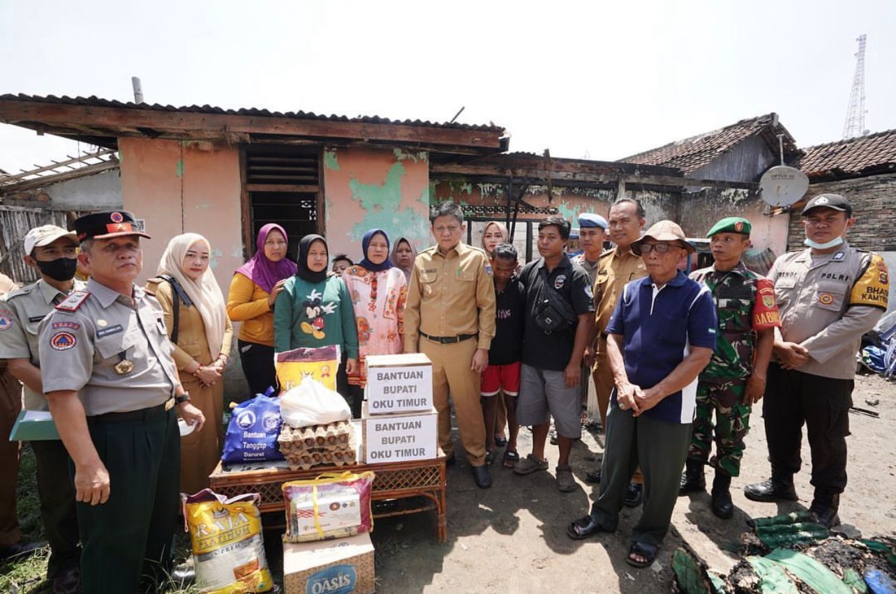 Sambangi Korban Kebakaran, Bupati Enos Berikan Bantuan, Ini Pesannya Kepada Warga…