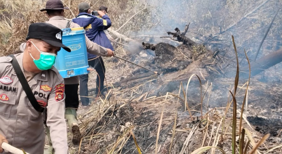 Cegah Karhutla, Polsek Madang Suku II Sebar Maklumat Kapolda Sumsel di Desa Surabaya