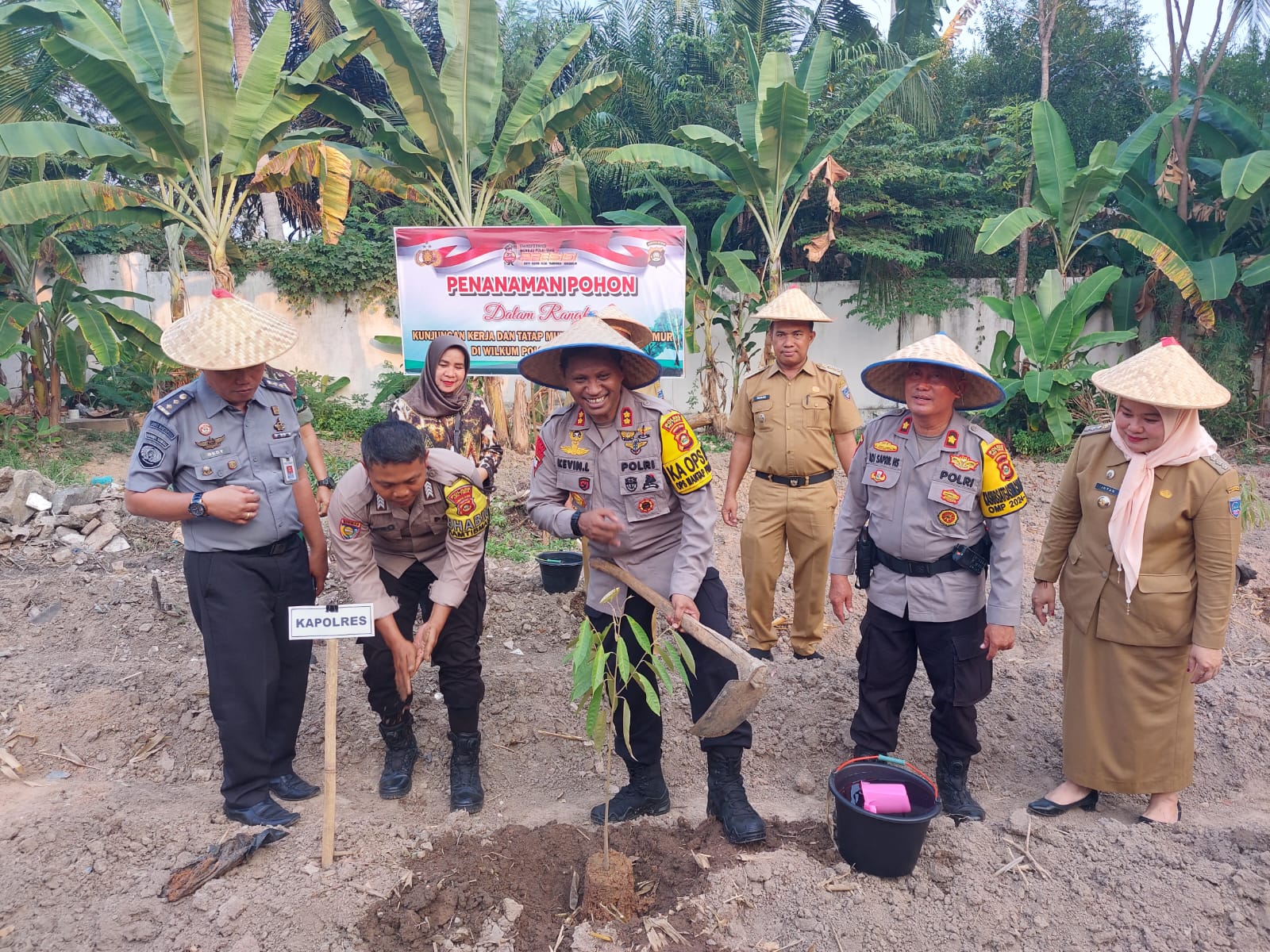 Cooling System, Kapolres OKUT Gaungkan Pilkada Damai Hingga Lakukan Penanaman Pohon Bersama Kapolsek Martapura