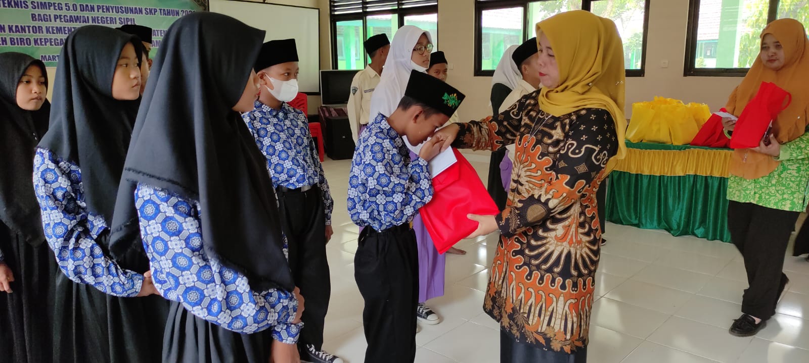 MTsN 1OKU Timur  Santuni  Anak Yatim Piatu 