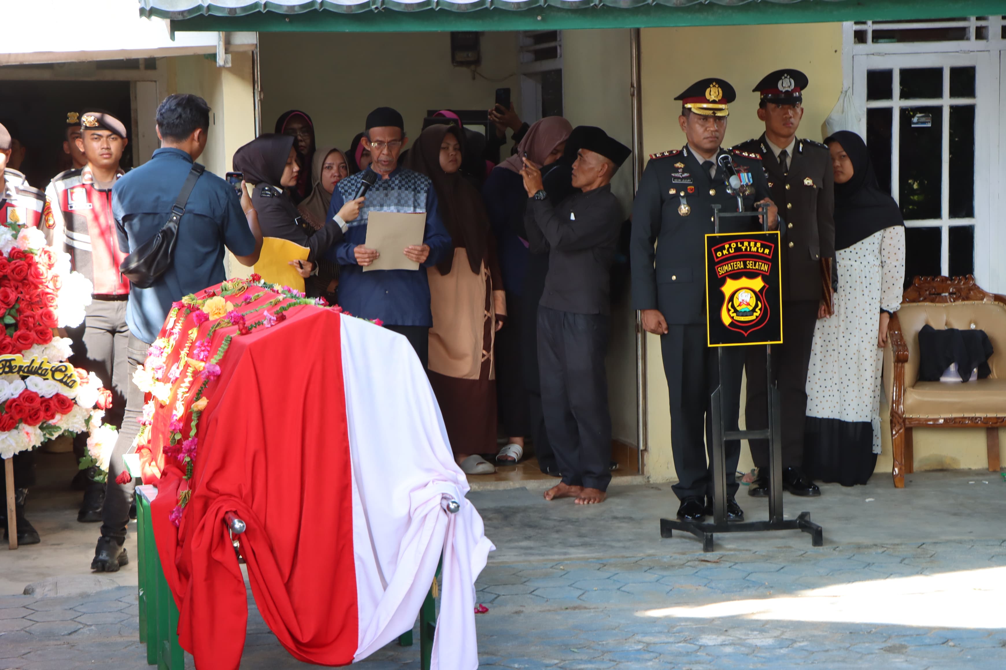 Kapolres OKUT AKBP Kevin Leleury Pimpin Prosesi Pemakaman Almarhum AKP Dwi Hendro Saputro