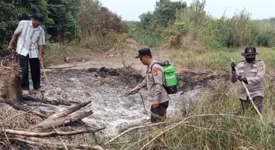 Tekan Dampak Karhutla, Polsek Madang Suku II Patroli Dialogis dan Padamkan Semak Belukar di Banding Agung