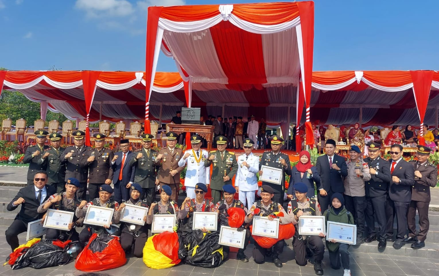 Delapan Penerjun Payung Sukses Kibarkan Lima Bendera di Langit OKU Timur, Diapresiasi Bupati Hingga Kapolres