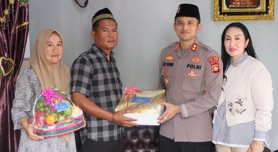 Jenguk Anggota Sakit di Martapura, Kapolres OKU Timur Salat Jumat Berjamaah Bersama Warga