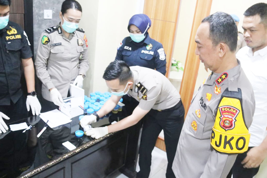 Pastikan Anggota Bersih Narkoba, Kapolda Pimpin Langsung Tes Urine Dadakan