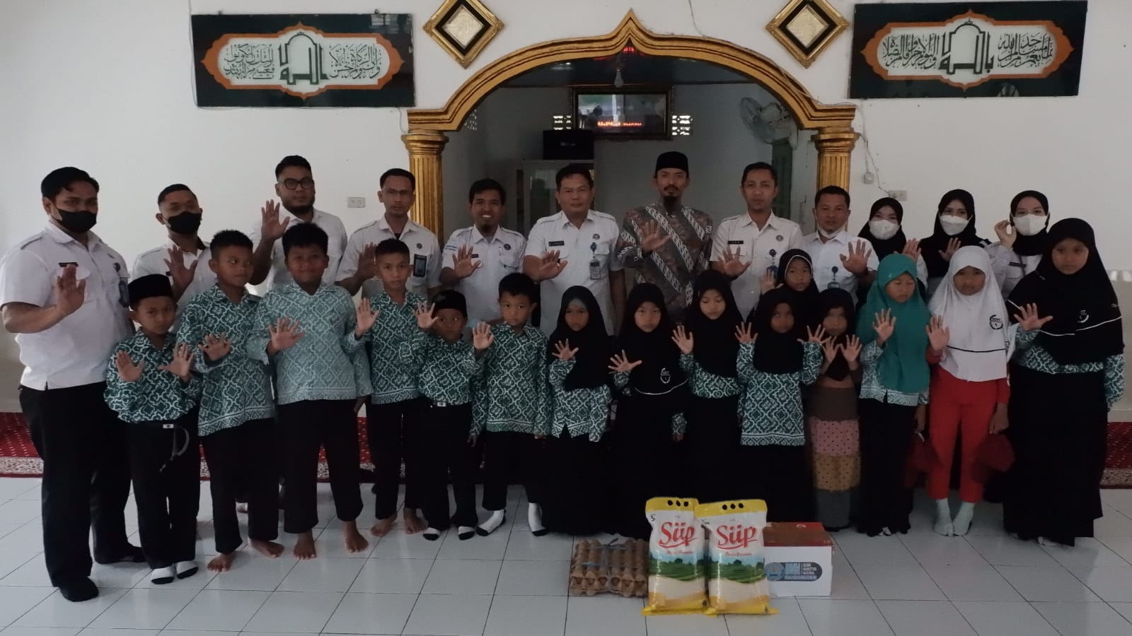 Jajaran BNNK OKU Timur Santuni Anak Yatim-Piatu