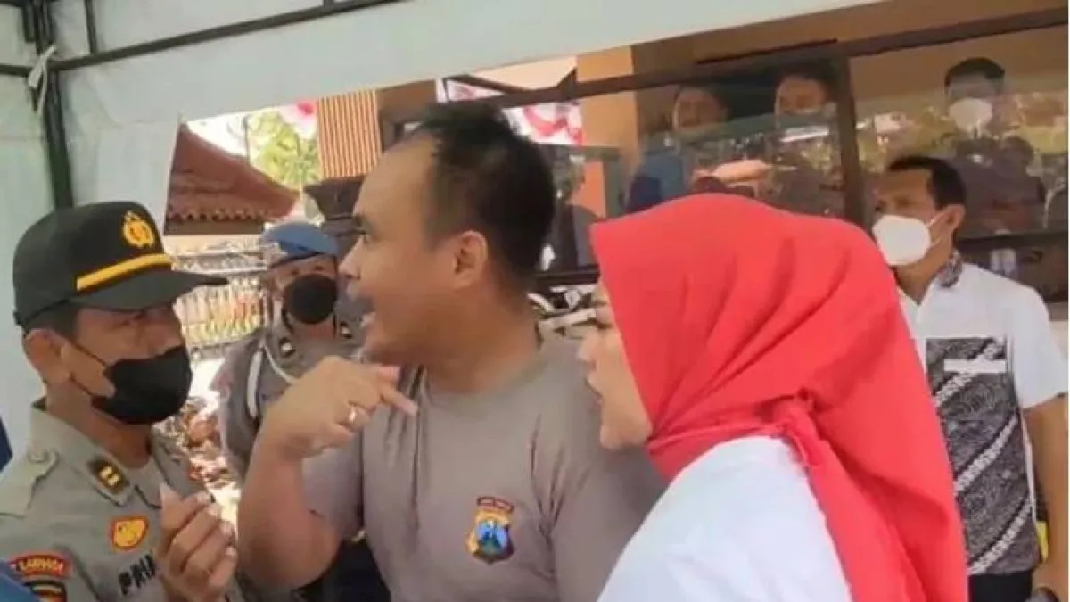 Istrinya Tak Sengaja Tersentuh Wartawan, Kasat Lantas Madiun Kota Marah Hingga Copot Baju