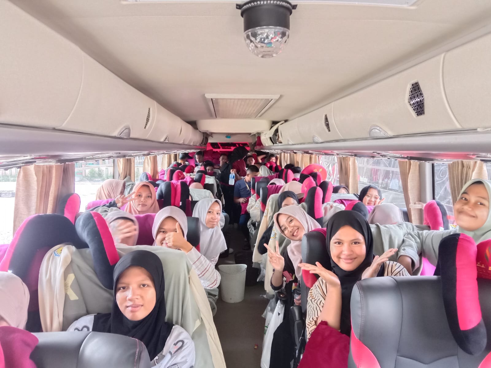 82 Pelajar SMA N 2 Martapura Study Tour Destinasi Bandung Semarang Hingga Jogjakarta