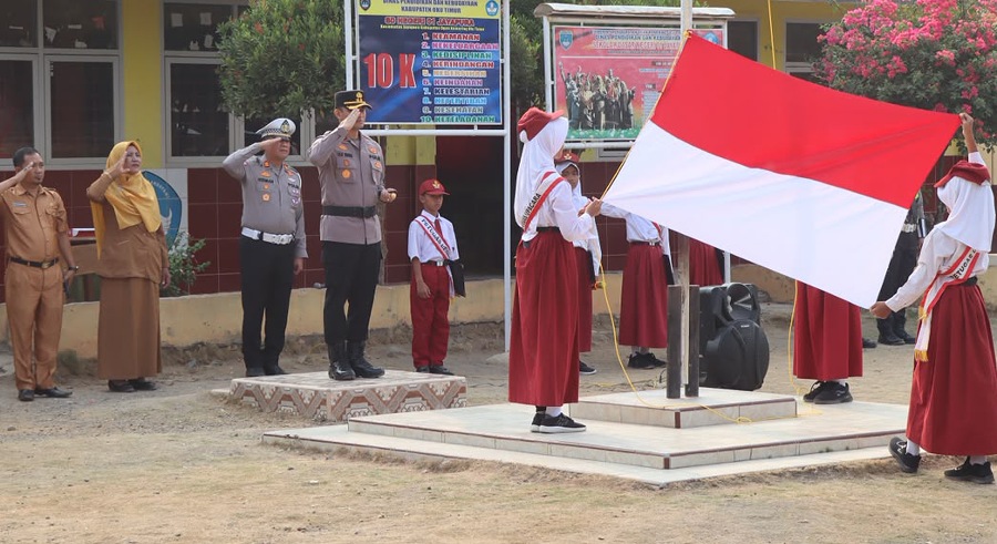 Program Polri Go to School, Kapolres OKU Timur Jadi Pembina Upacara di SDN 01 Kotabaru