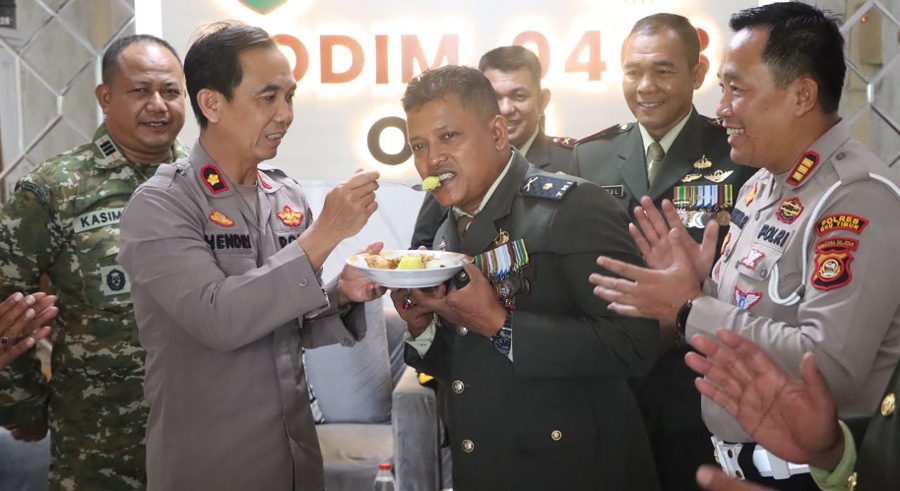 Perkuat Sinergitas, Wakapolres OKU Timur Pimpin Kejutan Silaturahmi HUT TNI Ke-81 di Kodim 0403/OKU