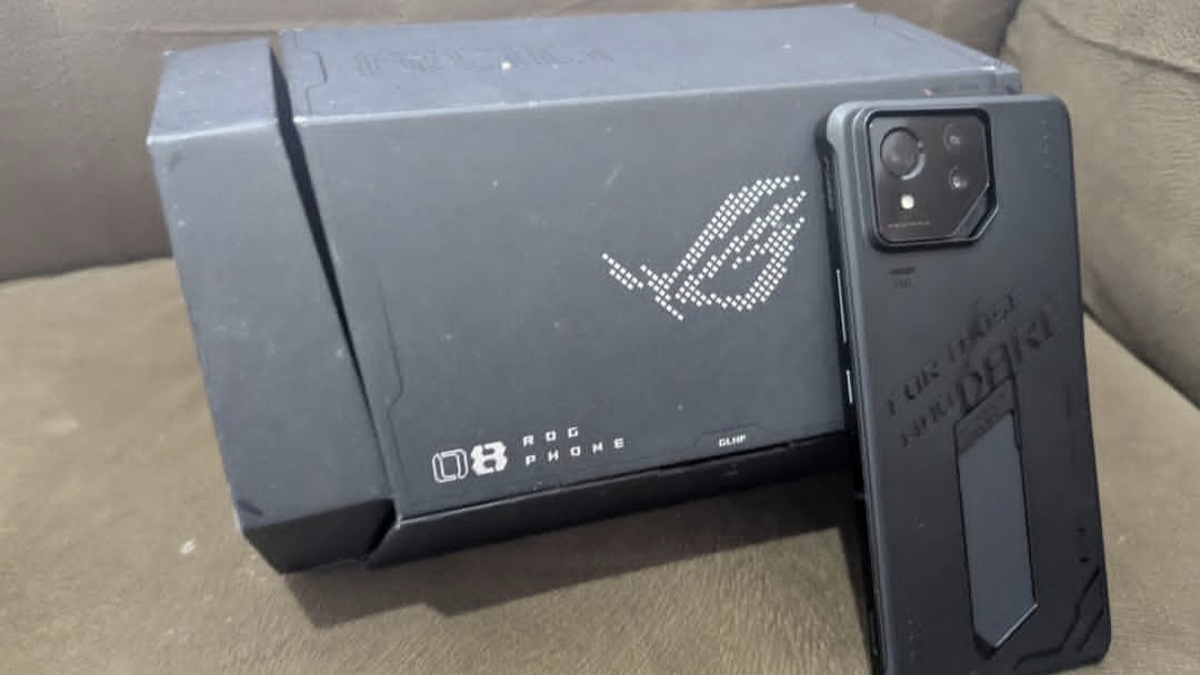 ASUS ROG Phone 8 Pro, Hp Gaming Berkualitas, Baterai Awet dengan Pengisian Hanya 39 Menit